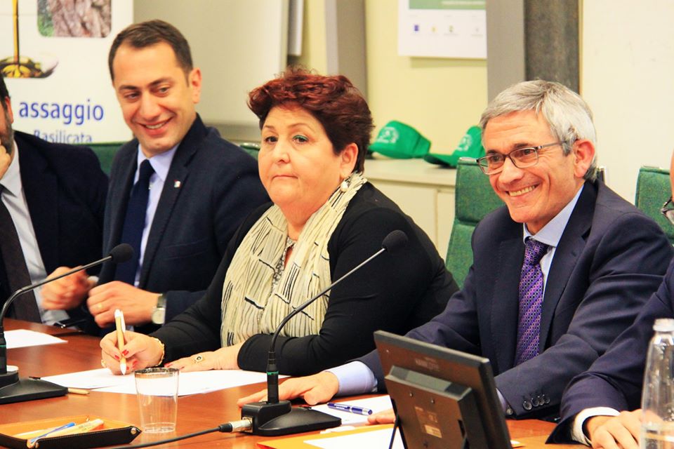 la ministra Teresa Bellanova con il direttore dell'ALSIA Crescenzi (alla sua sinistra) e l'assessore della Regione Basilicata Fanelli 