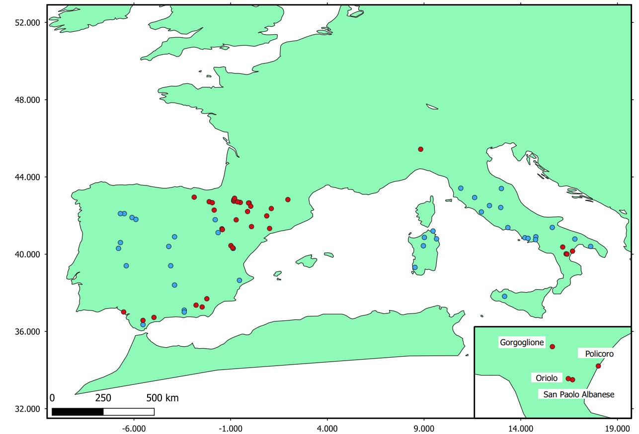 Figura 1. Localizzazione dei siti forestali in deperimento: in rosso i siti identificati nell’ambito dell’attività di ricerca; in blu i siti di specie quercine in declino riportati in un precedente studio scientifico (Gentilesca et al., 2017)