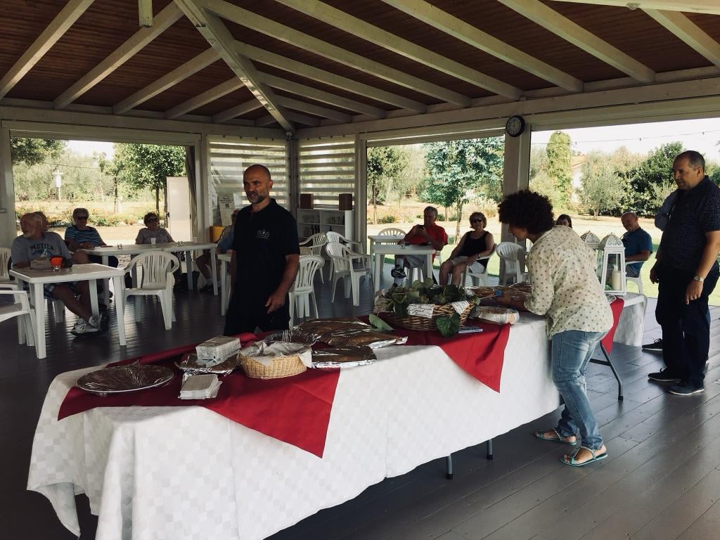 Figura 3. Azienda Mastrangelo - Degustazione all'aperto