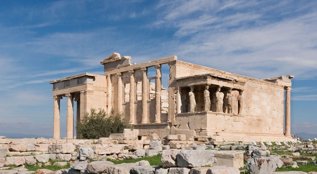 Figura 1. Acropoli di Atene. L'Eretteo. Si intravede l'ulivo ripiantato dai Greci in ricordo del mitico ulivo sacro, dono di Atena