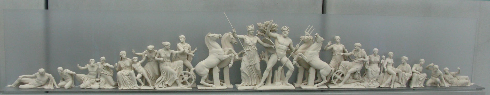 Figura 2. Atene, Museo dell'Acropoli. Ricostruzione del frontone Occidentale con la rappresentazione della contesa tra Atena e Poseidone. Al centro è l'ulivo