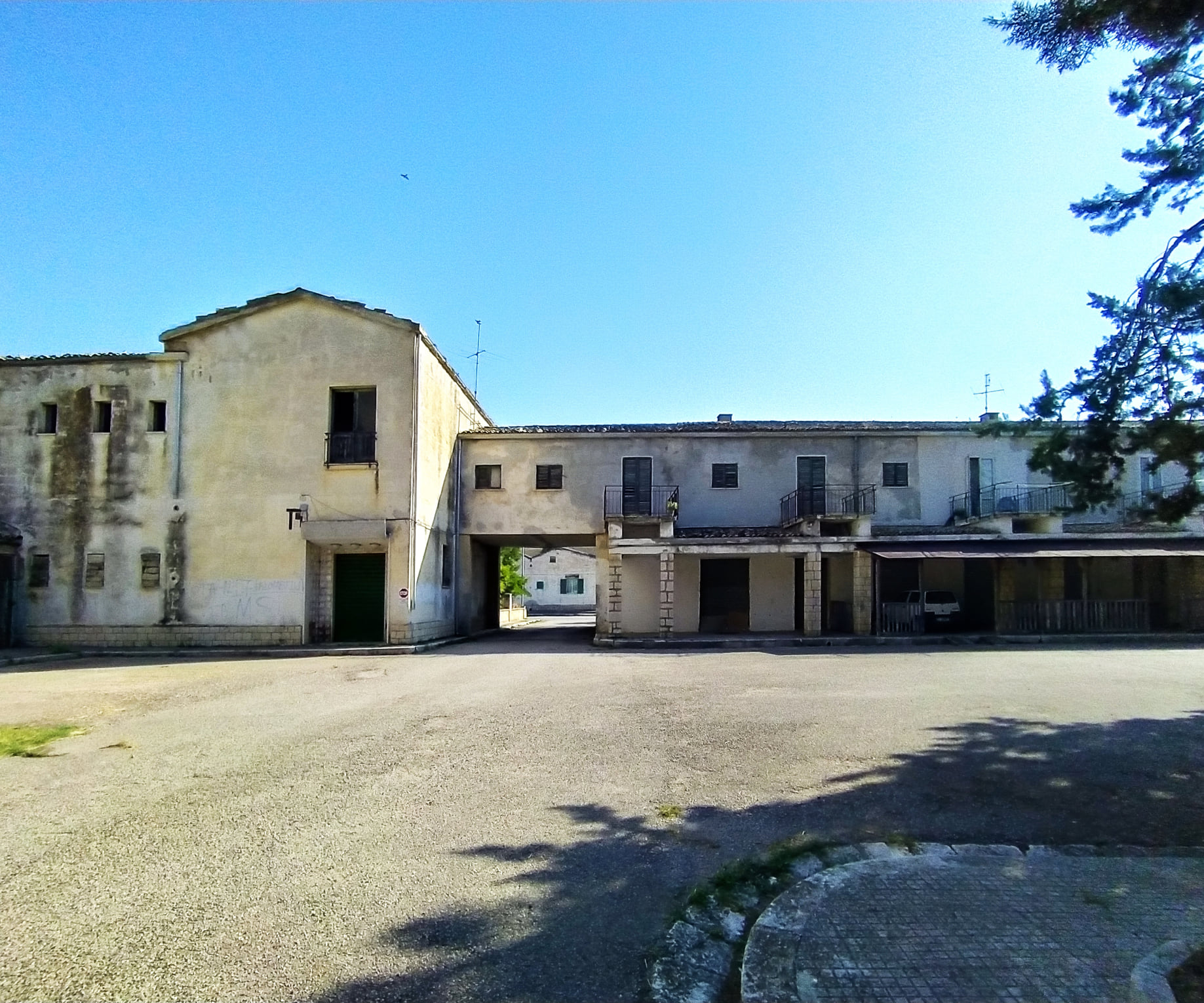 Figura 2. Borgo Taccone, Irsina (MT). A sinistra: edificio per sala riunioni e cinematografo; a destra: edificio sociale