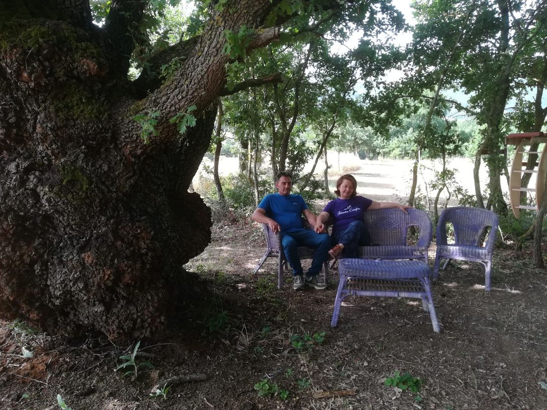 Figura 1. Pietrangelo e Lucia nell'angolo lettura all’ombra della quercia secolare
