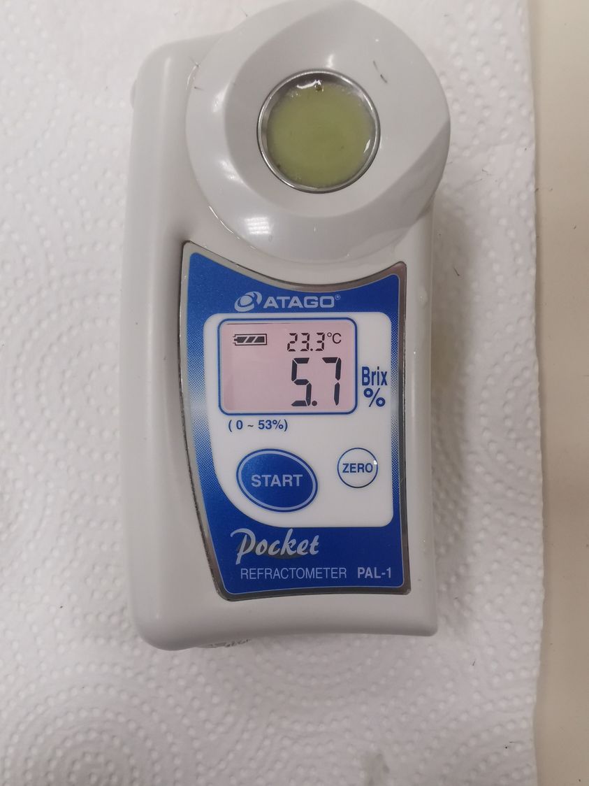 Figura 1. Esempio di rifrattometro digitale. Alcune gocce di succo del frutto vengono posti sul rifrattometro. Lo strumento fornisce il valore in termini di grado Brix° su display