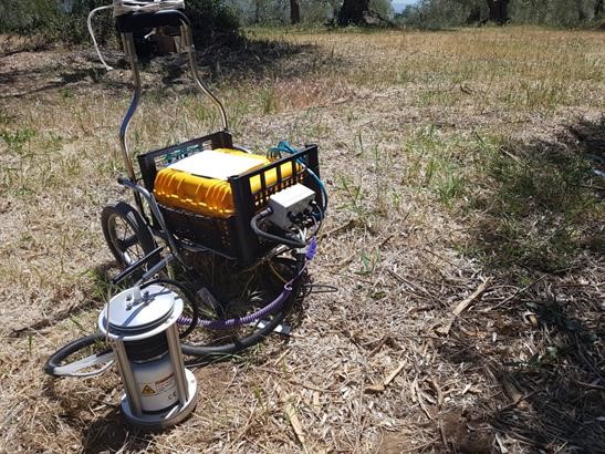 Figura 2. Fase della misura delle emissioni di CO2 per respirazione del terreno mediante analizzatore portatile in un oliveto non irriguo. La misura della respirazione del terreno rimane fra gli elementi del bilancio del carbonio più complesso da determinare