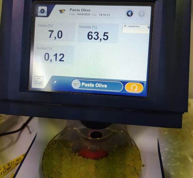 L'esame della polpa di oliva nei laboratori del Centro Agrobios di ALSIA